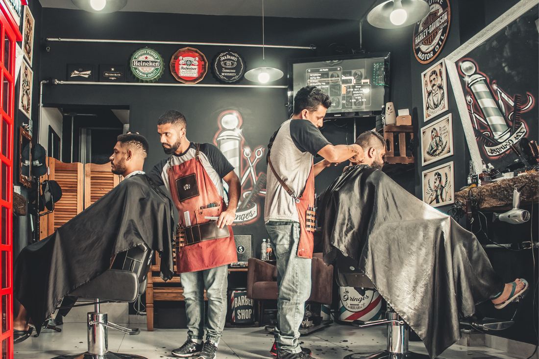 Barbería luminosa atendiendo a un cliente