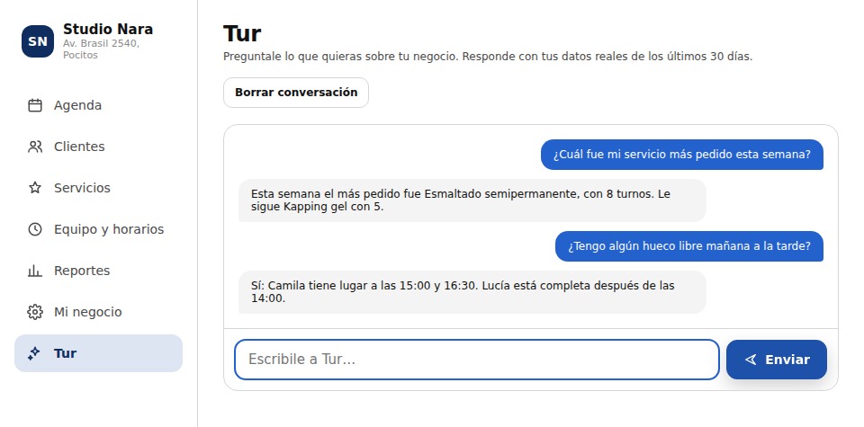 Consulta a Tur desde el panel: le preguntan el servicio más pedido de la semana y si hay un hueco libre mañana, y responde con los datos reales del negocio